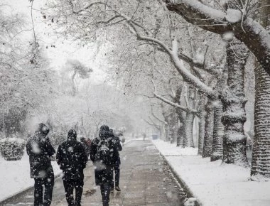 Πολλά προβλήματα από την κακοκαιρία - Κλείνουν σχολεία και δικαστήρια, δεμένα πλοία -Πού είναι απαραίτητες οι αλυσίδες